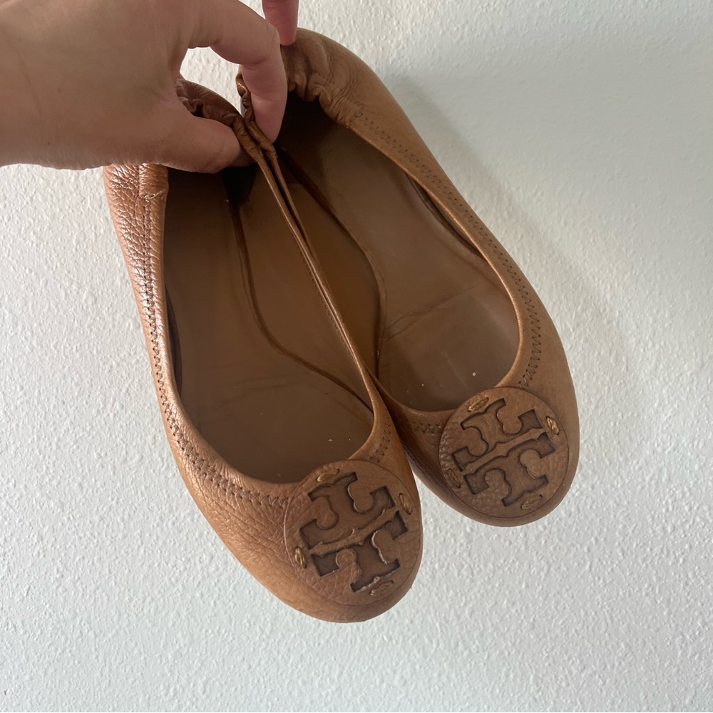 TORY BURCH | Reva Travel Flats in Light Brown Pebbled Leather | 6.5/7 - Picture 2 of 7